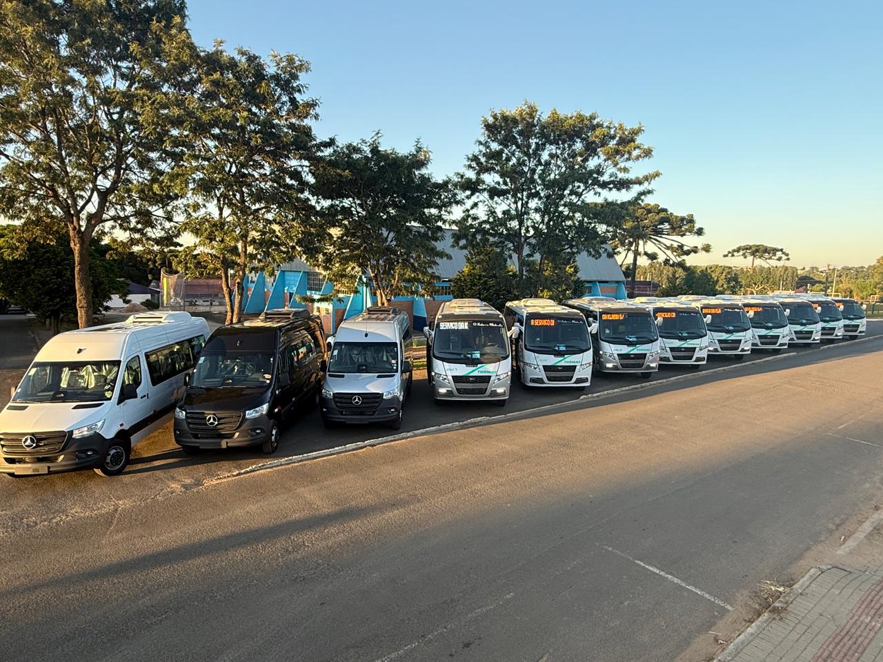 Interior moderno dos &ocirc;nibus Thomaz